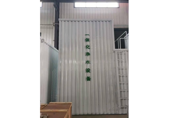 生活廢水處理設(shè)備系統(tǒng)軟硬件：由混凝土池、沉砂池、過(guò)濾池、水體平穩(wěn)加藥設(shè)備、反清洗設(shè)備、離心水泵及電控柜構(gòu)成